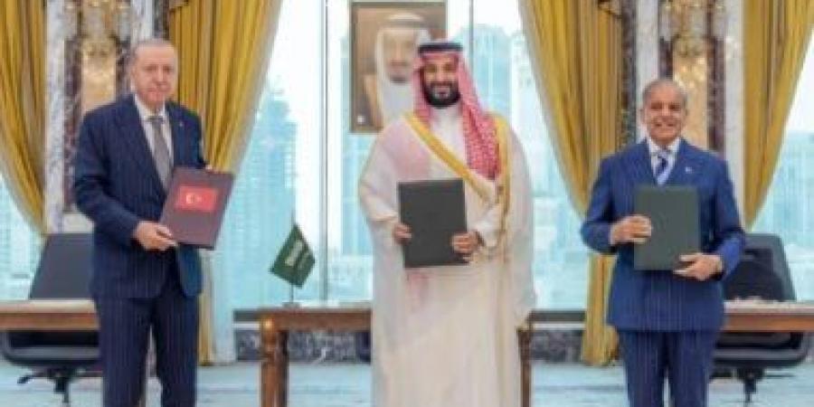 اجتماع السعودية وباكستان وتركيا يدين استهداف مكة ويبحث تفعيل اتفاقية الدفاع المشترك