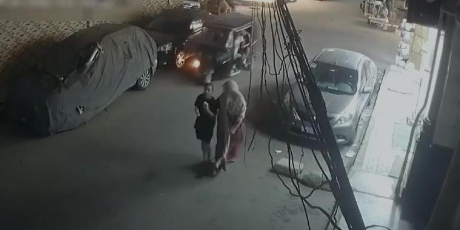 هزار كاد ينتهي بكارثة، ضبط 6 عاطلين بعد إلقاء زجاجة مشتعلة أسفل سيارة بالإسكندرية