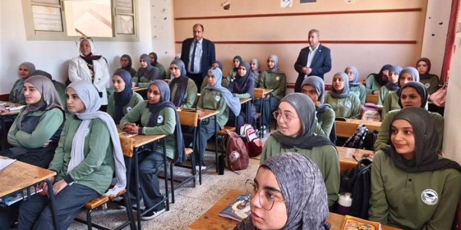 وكيل تعليم الشرقية يتفقد مدرسة هدى شعراوي الثانوية بالعاشر من رمضان