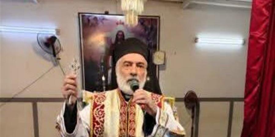 مطران كاثوليك المنيا يلقي كلمة عن الصليب في كنيسة القديسة تريزا بالحواصلية