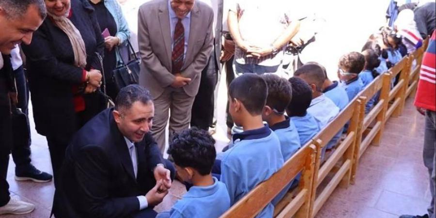 محافظ دمياط يشهد توزيع مساعدات وملابس على طلاب مدرسة النور للمكفوفين