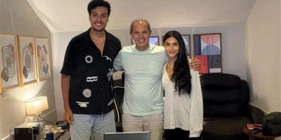 رامي إمام يروج لفيلم "موعد عشاء" بصورة مع أحمد عبد الوهاب وهدى المفتي