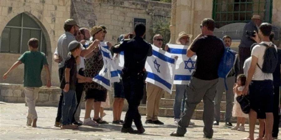 900 مستوطن يقتحمون المسجد الأقصى ويؤدون حلقات رقص وغناء