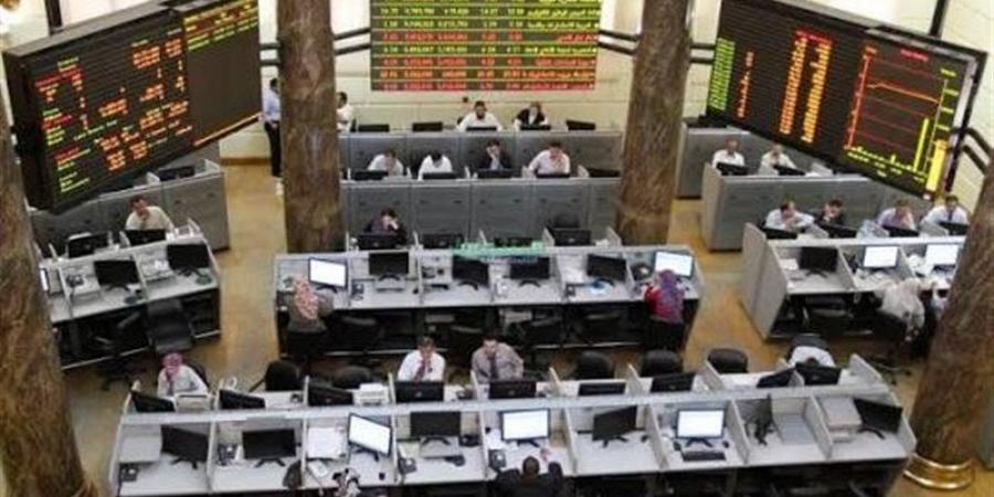 البورصة تتلون بالأحمر في مستهل تعاملات الإثنين