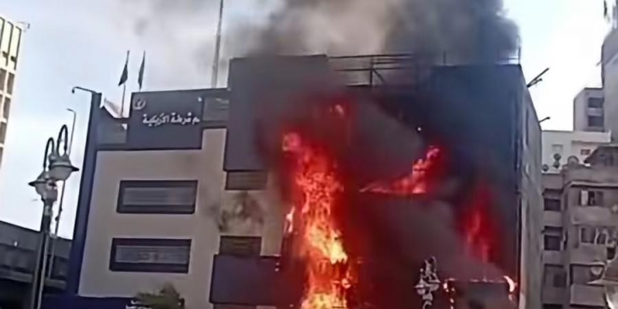 سبب حريق قسم الأزبكية، انفجار كابل كهربائي يشعل النيران ويلتهم جزءًا من الواجهة