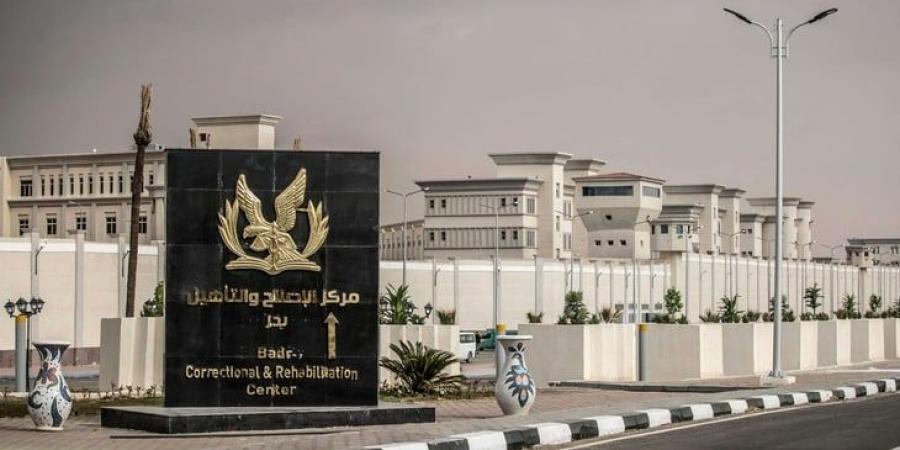 غضب المحبوسين احتياطياً ينفجر في مصر: امتناع عن الطعام وتحطيم كاميرات مراقبة خلال إحدى المحاكمات