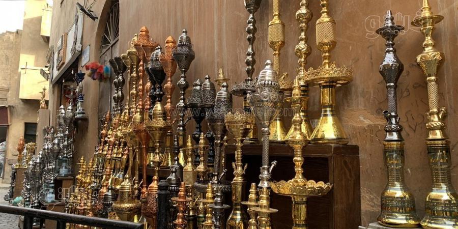 نَفَس من القاهرة القديمة.. حكاية الشيشة في شارع المعز