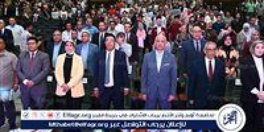 رئيس جامعة أسيوط يشهد حفل تخرج الدفعة الأولى من برنامج نظم معلومات السياسات العامة بكلية التجارة