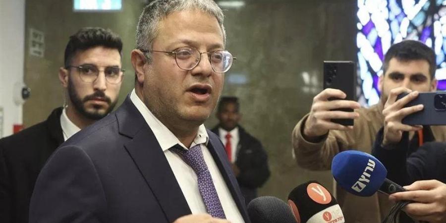 بن غفير خائف من الأسير الفلسطيني، فيديو للوزير الإسرائيلي المتطرف مع سجين من القسام
