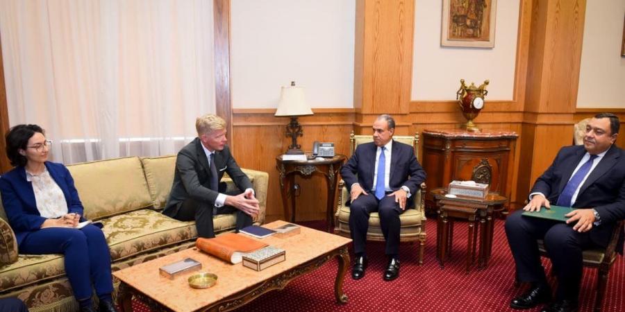 وزير الخارجية يبحث مع المبعوث الخاص للأمين العام للأمم المتحدة آخر تطورات الأوضاع باليمن
