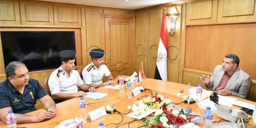 محافظ قنا يستعرض مشروعات الخطة الاستثمارية ويوجه بسرعة تنفيذها