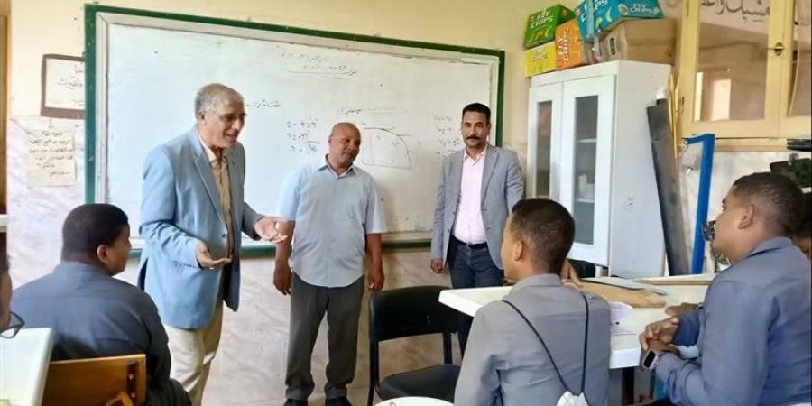 وكيل "التعليم" بقنا يتابع انتظام حضور الطلاب والانضباط بمدارس إدارة دشنا