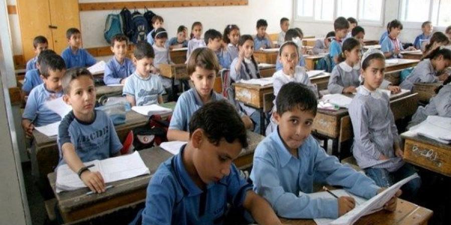 أزمة منهج الصف الثالث الابتدائي تتصاعد.. شكاوى من صعوبة الرياضيات والإنجليزي.. أولياء الأمور: الطالب مضغوط خففوا المنهج.. والتعليم ترد