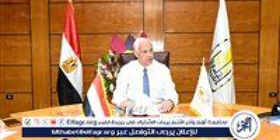 رئيس جامعة أسيوط يناقش خطة تدريب الكوادر الجامعية وتطوير منظومة التعليم الرقمي
