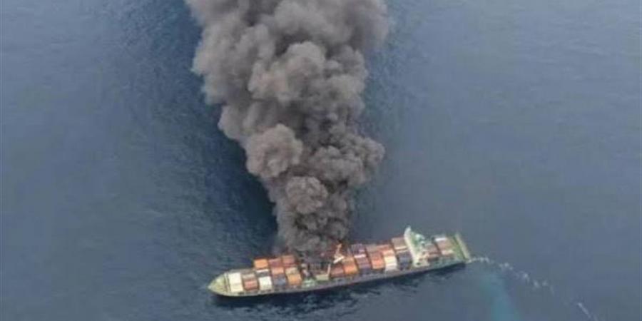 البحرية البريطانية: بلاغ عن إصابة سفينة بمقذوف مجهول أثناء عبورها مضيق هرمز