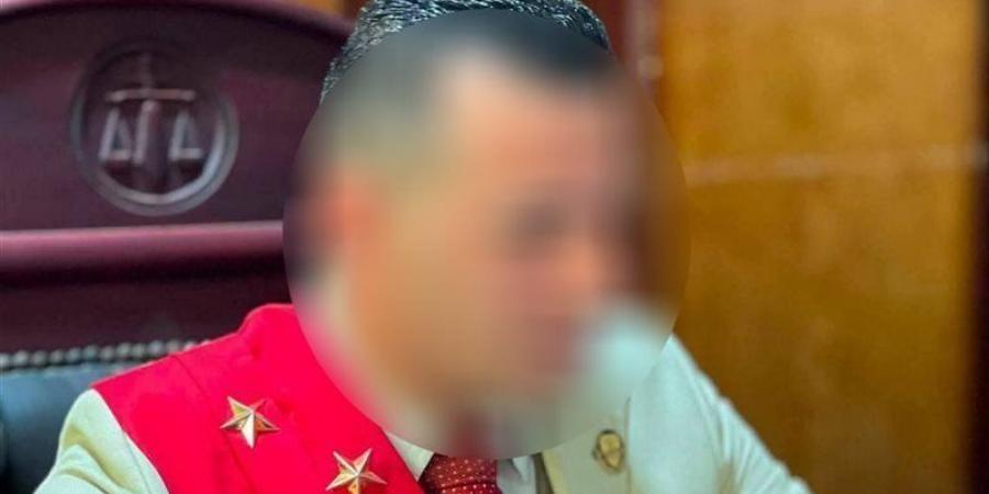 القلق يسيطر على المتهم بانتحال صفة قاضي و3 موظفين بمحكمة شمال القاهرة خلال جلسة محاكمته