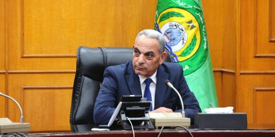 محافظ الإسماعيلية يسلم 5 منح عمرة مجانية لأبناء المحافظة من الفئات الأولى بالرعاية