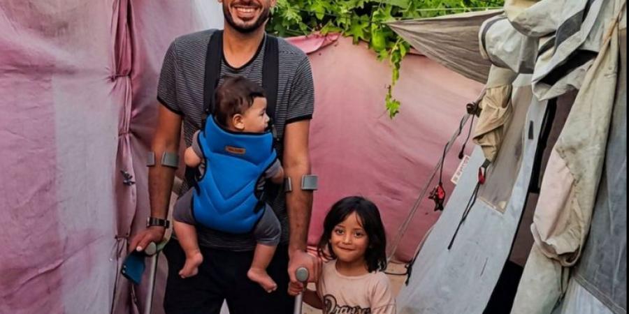 الاحتلال بتر قدمه.. الفلسطينى عدلى حسن يحلم بطرف صناعى ليعود ويمشى مع أطفاله