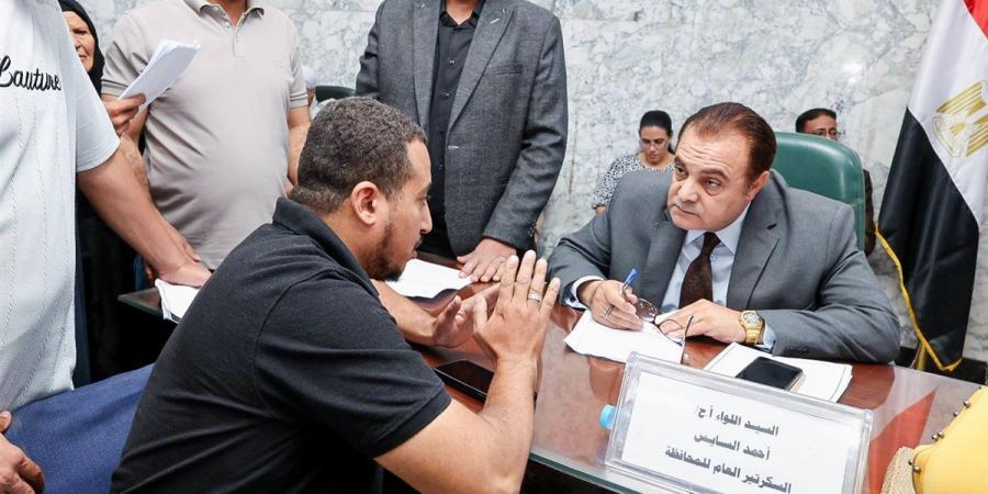 نائب محافظ سوهاج يعقد اللقاء الجماهيري الأسبوعي لبحث شكاوى المواطنين