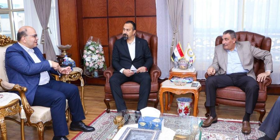 رئيس هيئة ميناء دمياط يبحث مع وفد هاباج لويد العالمية تعزيز التعاون وزيادة حركة التداول