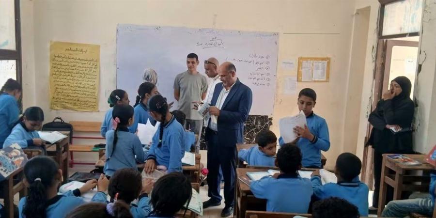 «الأتوبيس الطائر» يصل سفاجا، جولات مفاجئة لمتابعة الدراسة وضبط العملية التعليمية بالبحر الأحمر