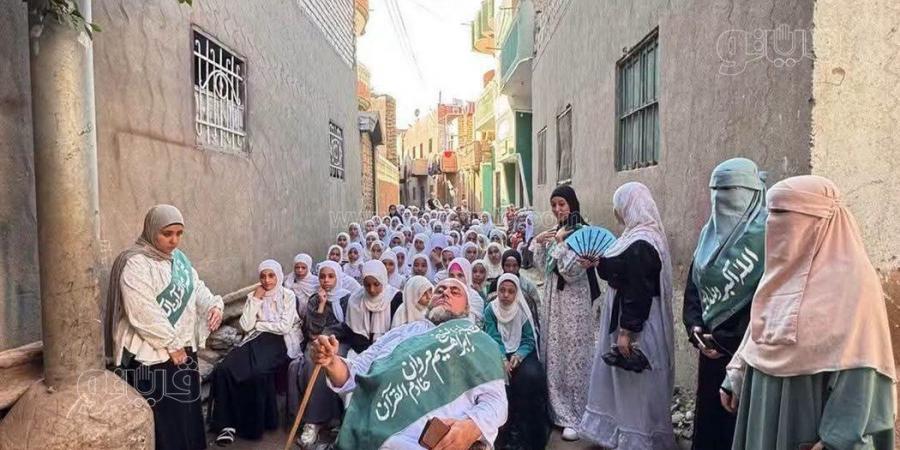 على كرسي متحرك منذ 55 عامًا، شيخ يجهز 50 طفلًا لمسابقة الأزهر للقرآن (صور)