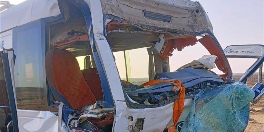 محافظ أسوان يطمئن على مصابي حادث التصادم بطريق أبو سمبل (صور)