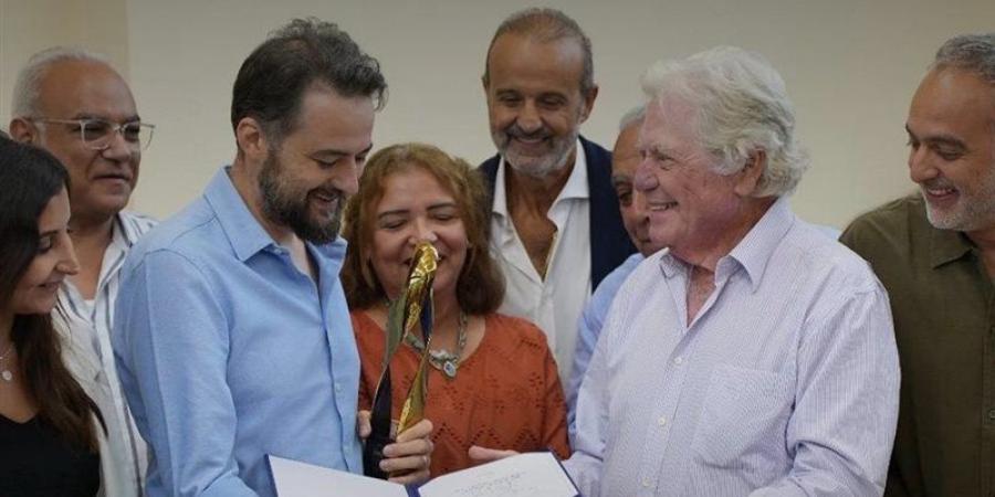 حسين فهمي يسلم جائزة مهرجان طريق الحرير لفريق فيلم "القصص" بمقر القاهرة السينمائي