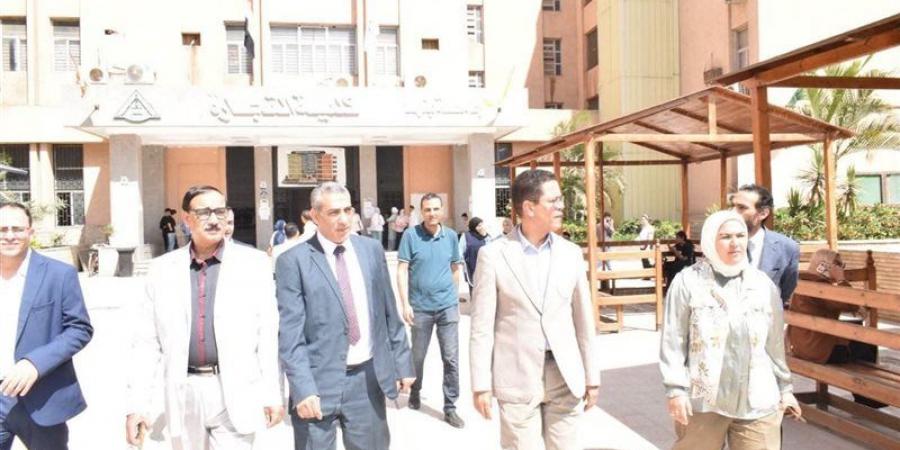 رئيس جامعة بنها يتفقد الدراسة بكليتي الآداب والتجارة، ويؤكد تعزيز الهوية الوطنية والوعي المجتمعي