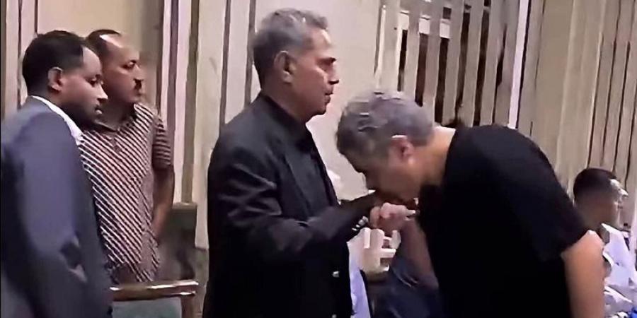 تقديرا واحتراما، معتمد جمال يقبل يد محمود سعد نجم الزمالك السابق