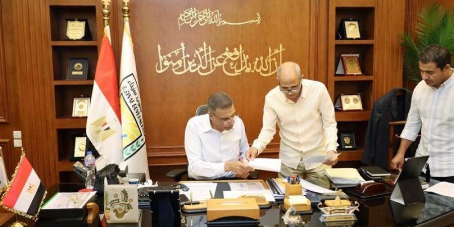 محافظ جنوب سيناء يعتمد عددًا من عقود تقنين أراضي دهب ويوجه بسرعة إكمال الإجراءات