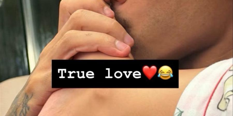 رافينيا يشعل مواقع التواصل بصورة مع زوجته