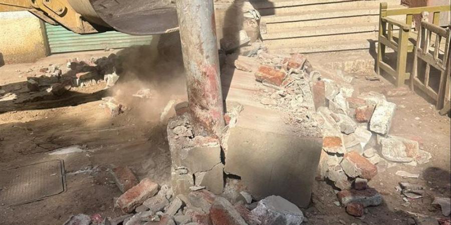 إزالة 62 حالة تعد على أراض زراعية وأملاك ري بقريتي أبنود ودندرة في قنا