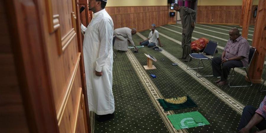 قبل صعود الخطيب أم بعده، حكم رفع الأذان مرتين في صلاة الجمعة