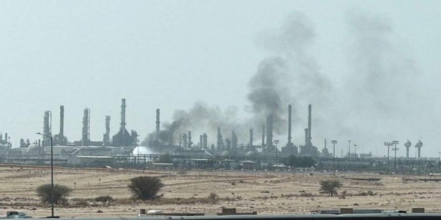 دخان ونيران بالقرب من منشأة لأرامكو في الرياض