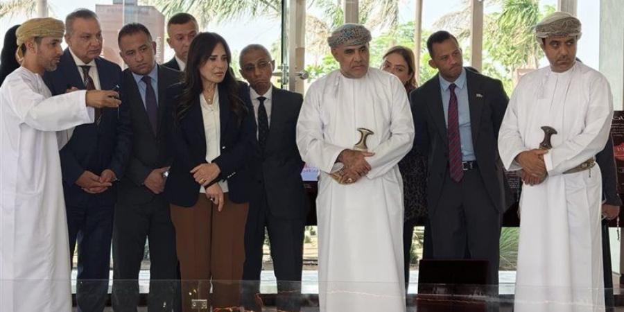 وزيرة الإسكان ونظيرها العُماني يتفقدان مركز التجربة والمبيعات بمدينة السلطان هيثم