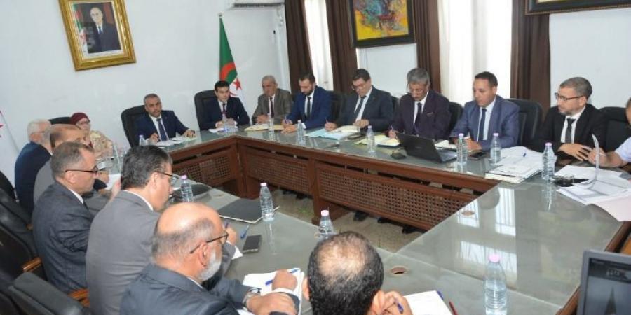 بث فيديوهات مباشرة من داخل الأقسام.. وزير التربية يوضح الإجراءات