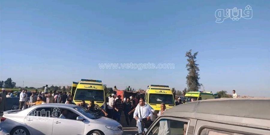 مصرع شخص وإصابة 13 في تصادم "ميكروباص" وردية عمال " بـ"تريلا" بطريق رأس غارب الزعفرانة