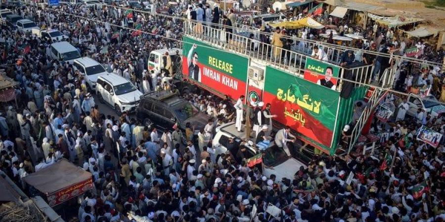 انطلاق مسيرة لأنصار عمران خان في باكستان للمطالبة بالإفراج عنه