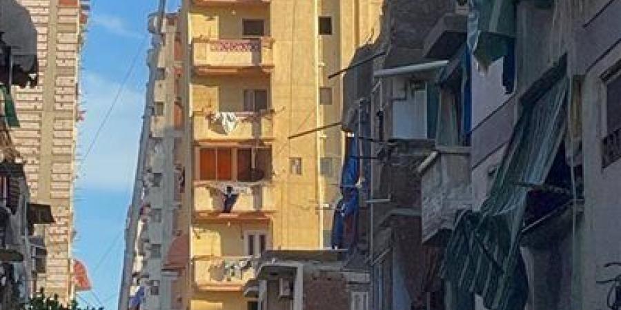 "ربنا يستر"، ميل عقار الإسكندرية يثير المخاوف والأهالي يحذرون من كارثة جديدة في الحضرة (فيديو)
