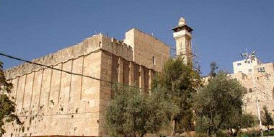 بوابة حديدية تعزل أحياء الخليل القديمة.. وتشديد القيود على الحرم الإبراهيمي
