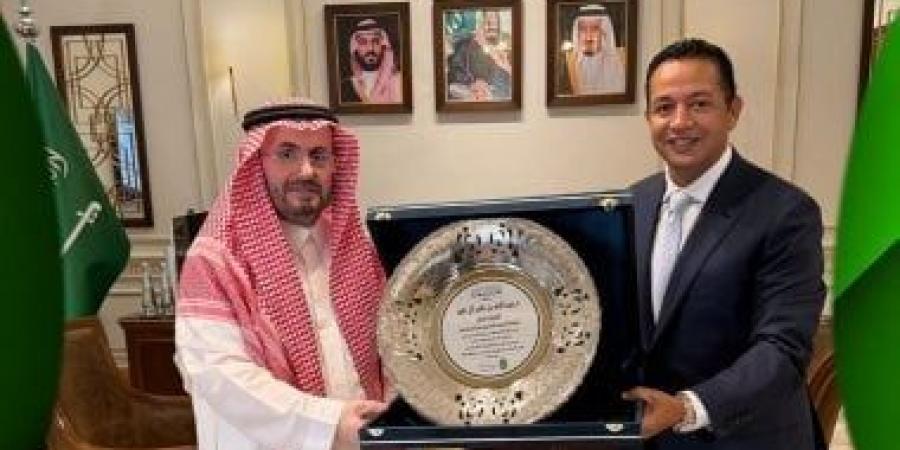 رئيس نادى الاتحاد السكندرى يلبى دعوة القنصل العام السعودى ويُهديه درعا تذكاريا