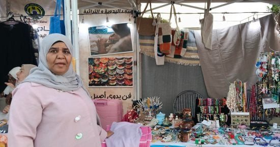 سيدات القصير يخطفن الأنظار بمنتجات الخوص والصدف فى معرض «أيادى مصر»