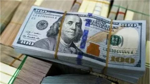 تراجع هادىء للدولار بسلة العملات..لماذا تراجع الأخضر أثناء خسائر الذهب