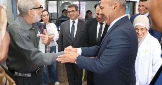 محافظ السويس يتابع حملة التطعيم ضد الحصبة والحصبة الألمانية