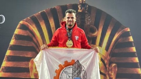 ذهبية العالم في الكاراتيه.. جامعة قناة السويس تهنئ عمر الهرش بحصد المركز الأول