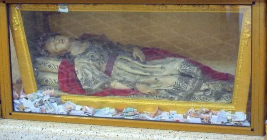 محفوظ داخل طبقة شمعية.. حكاية جثمان القديسة سابينا الموجود داخل كنيسة سانت كاترين بالإسكندرية.. صور