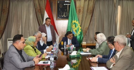 محافظ القليوبية: دراسة طلبات ذوي الهمم والأسر الأولى بالرعاية وبحث مشاكل العمل