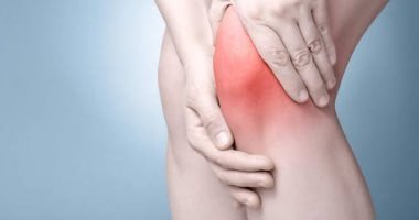 علاج جديد لخشونة الركبة دون جراحة.. 80% تحسنوا بعد عام