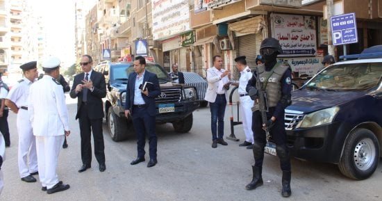 مدير أمن سوهاج يتفقد التمركزات الأمنية بميدان الثقافة وشارع الجمهورية.. صور